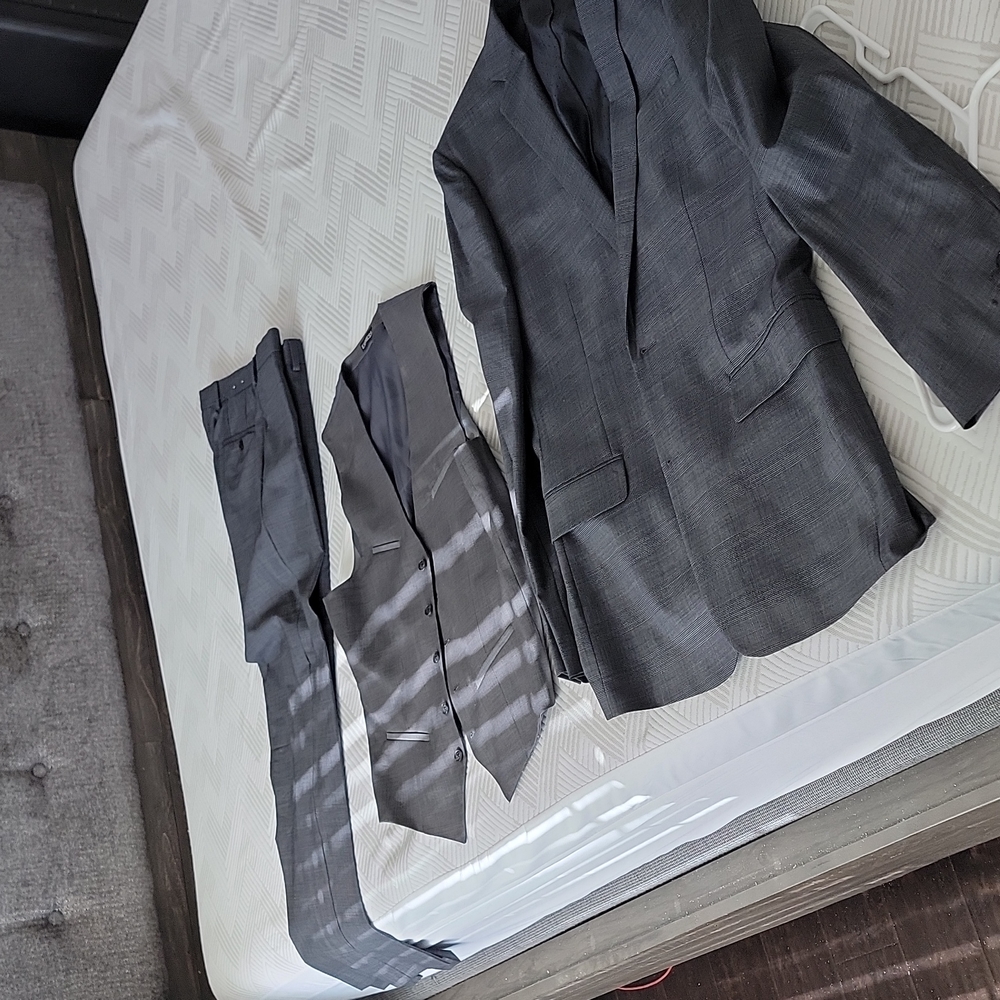 LIKE NEW  MODERN FIT SIZE MEDIUM EXPRESS SUIT